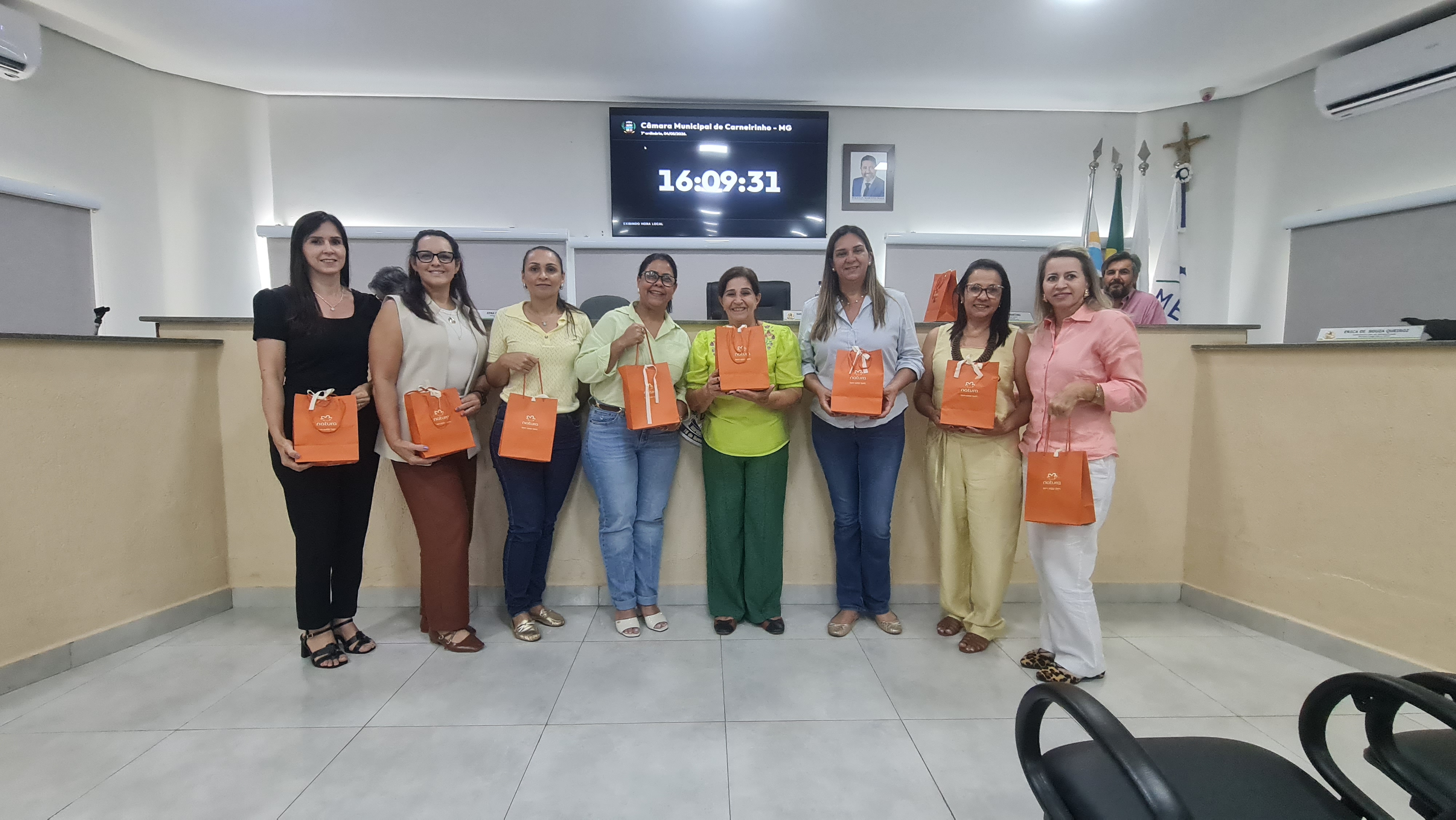 Câmara de Carneirinho realiza homenagem antecipada ao Dia das Mães durante sétima reunião ordinária